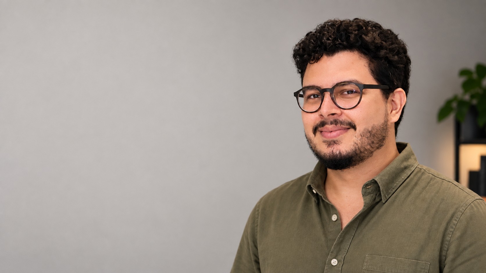 Victor Hugo Barbosa, psicólogo clínico, em seu consultório